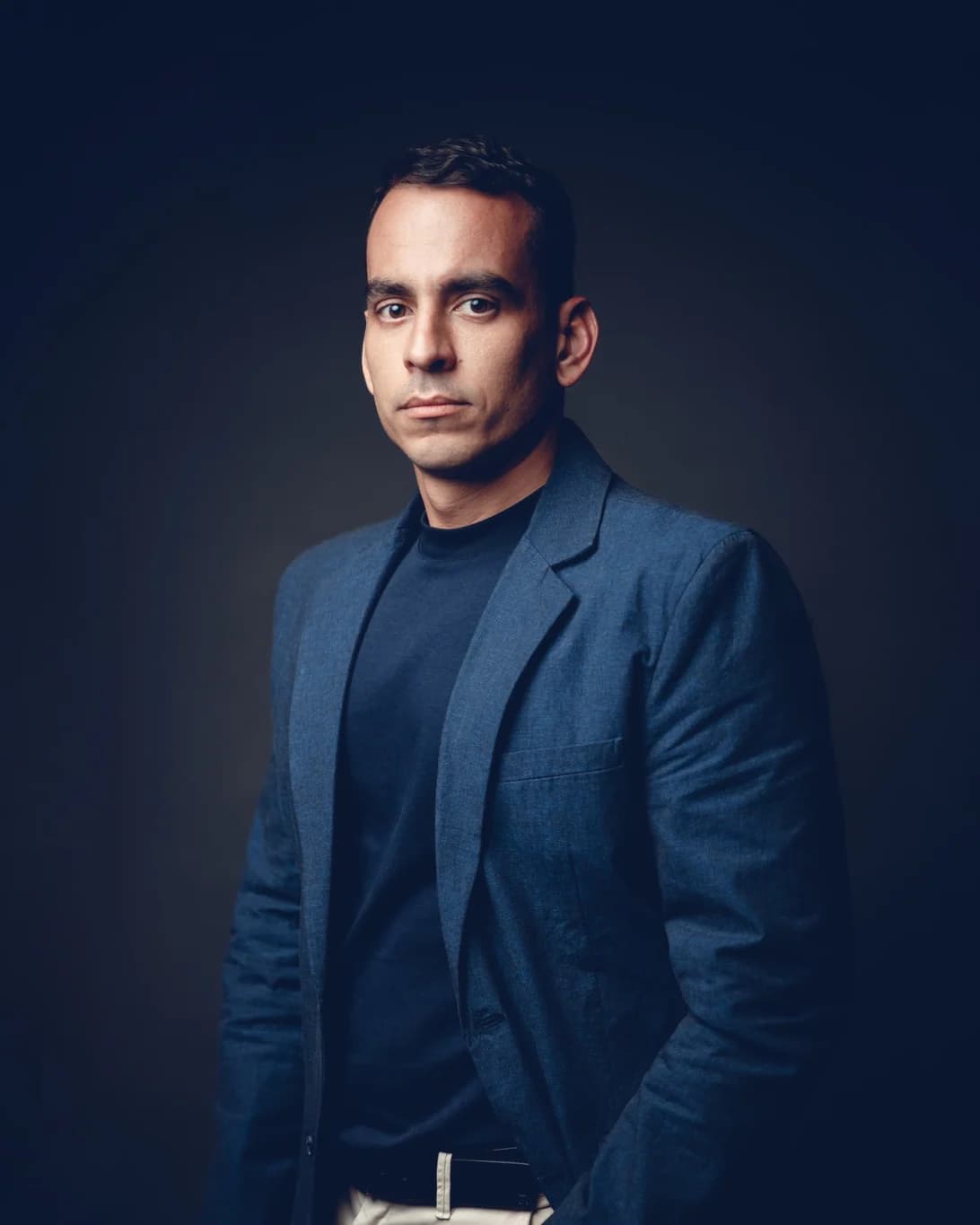 Vitor Novaes, de terno azul, em retrato de estúdio