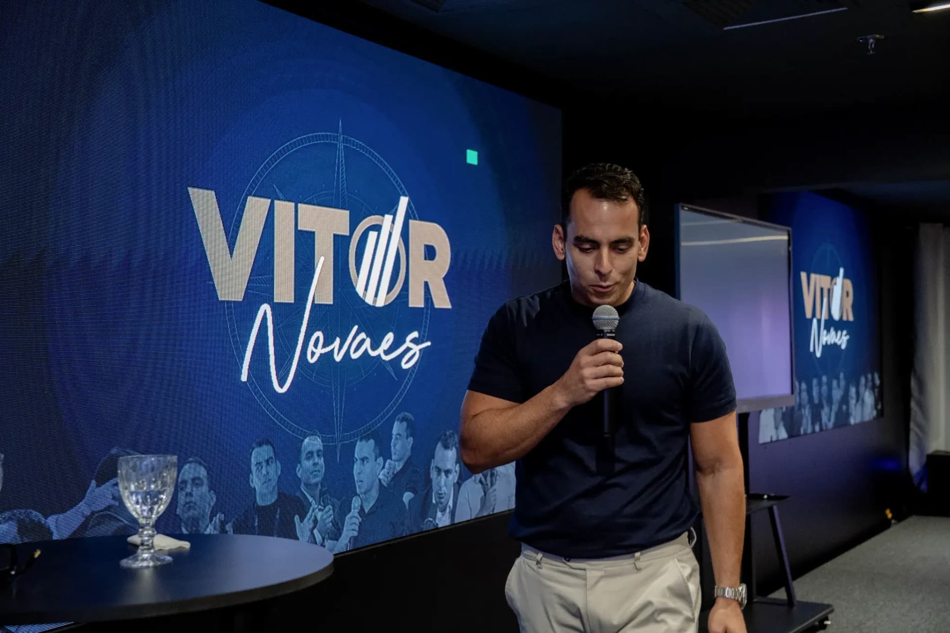 Vitor Novaes no palco, com seu nome no telão