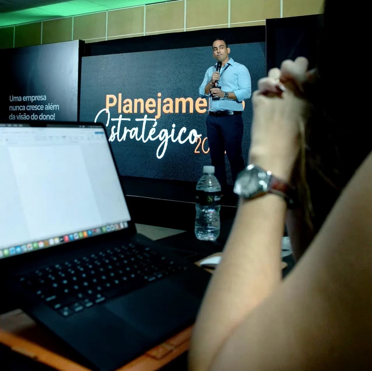 Vitor Novaes apresentando planejamento estratégico