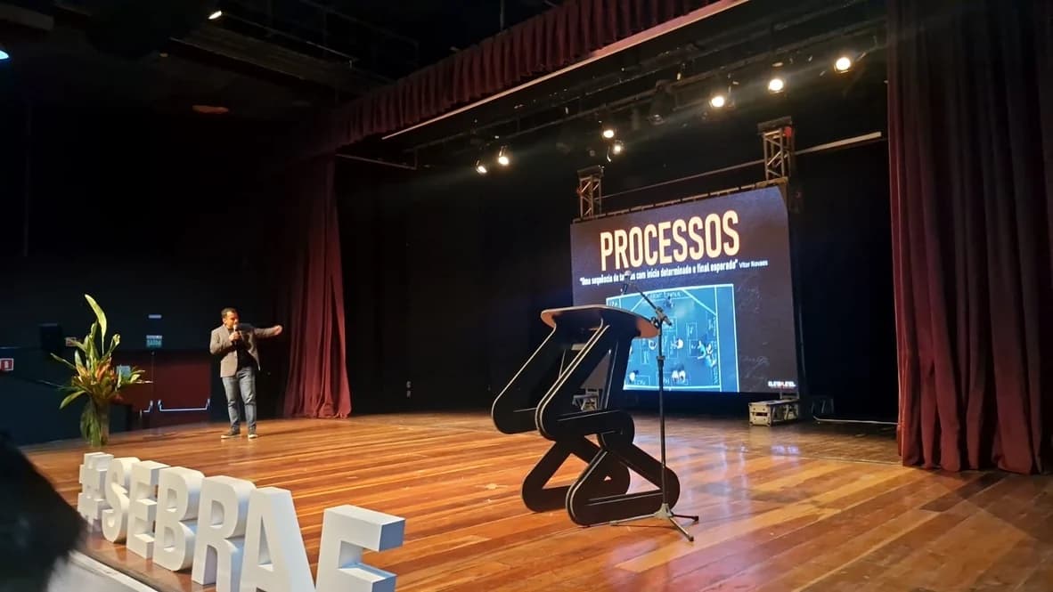 Vitor Novaes no palco de um auditório do Sebrae